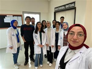 Fakültemiz Dönem II öğrencilerimizden bir grup, Uzm. Dr. Ahmet Safa GÖKŞAN ile birlikte Konya Necmettin Erbakan Üniversitesi Tıp Fakültesi Anatomi Laboratuvarını ziyaret ederek kadavra üzerinde anatomi ve sütür eğitimine katıldılar.